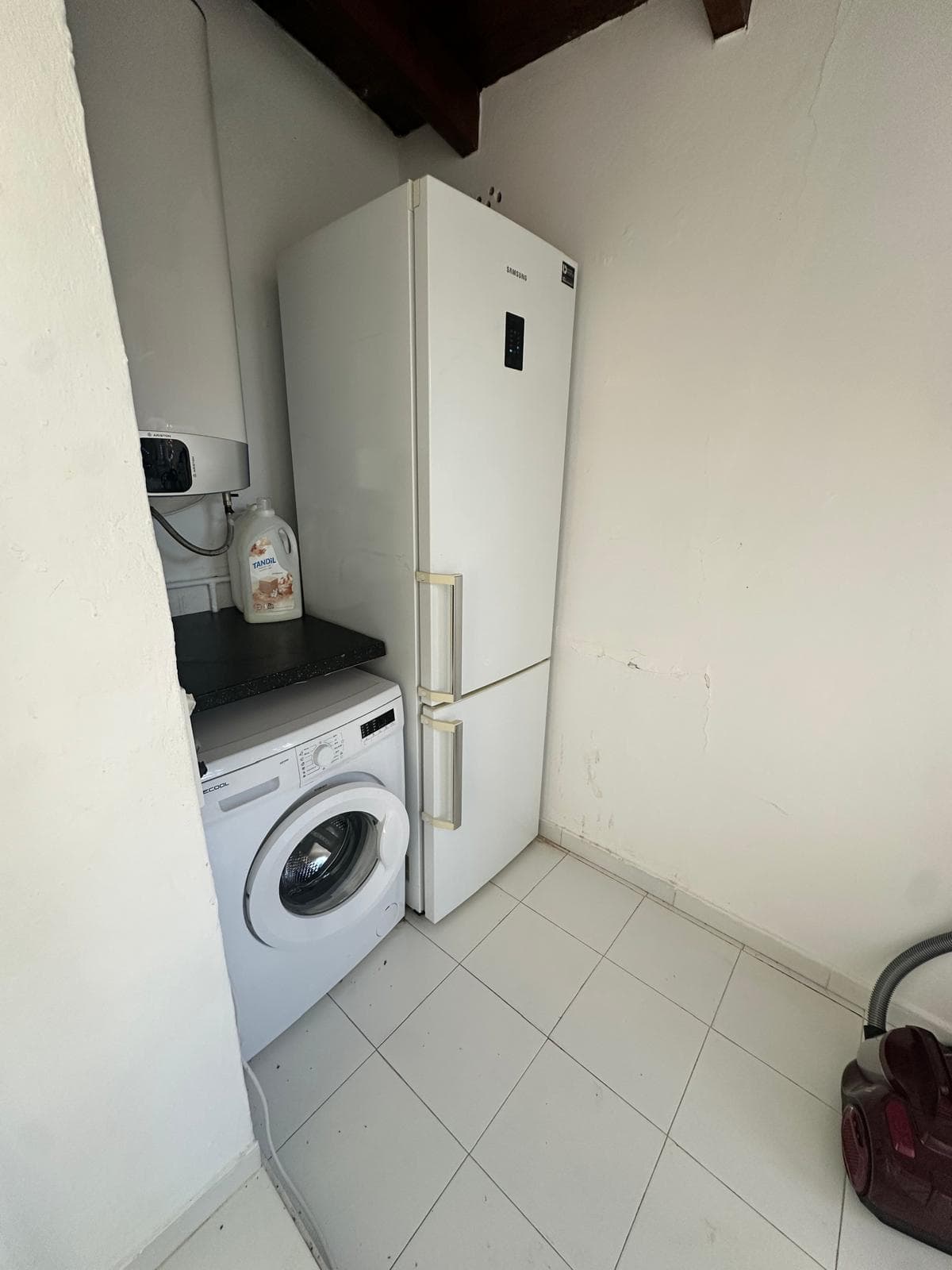 Laundry room — washing machine