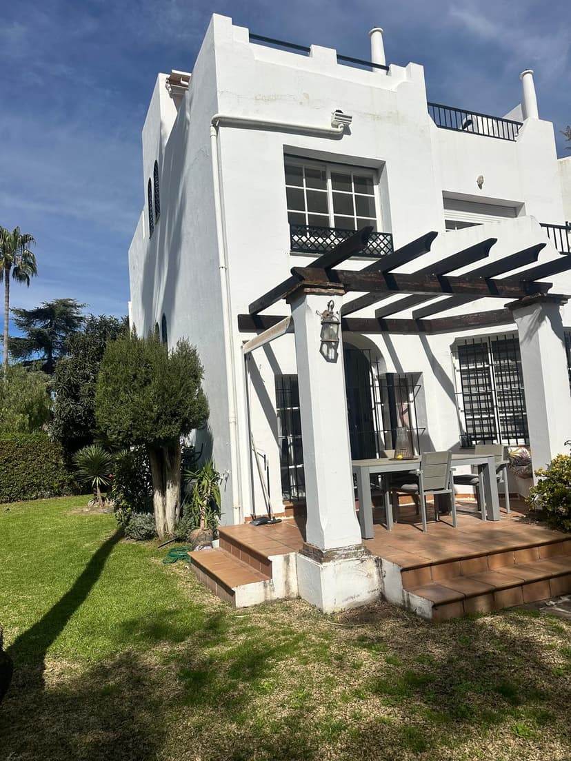 Façade and pergola