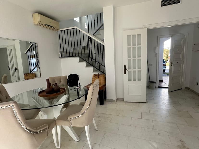 Dining room and entrance